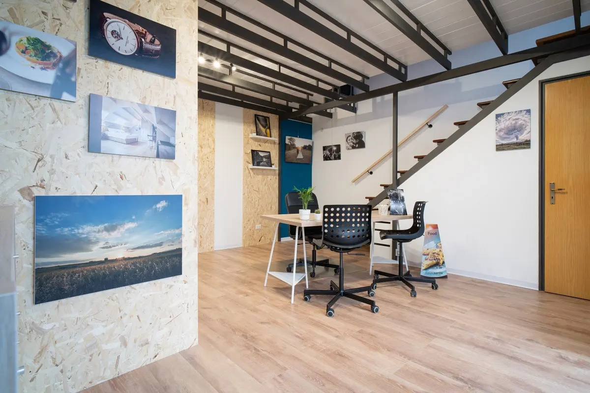 Spazio creativo dimostrativo da sostituire con una fotografia dello studio